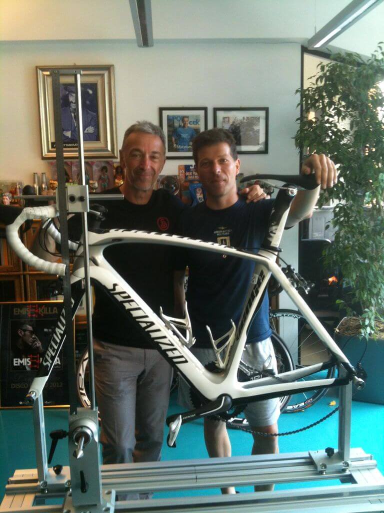 Marco Gatti con DJ Linus in ufficio radio deejay regolando la bici nuova